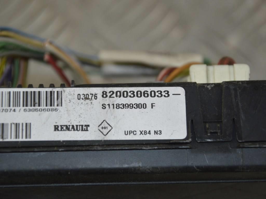 Блок предохранителей Renault Megane 2 (2002-2008) 8200306033