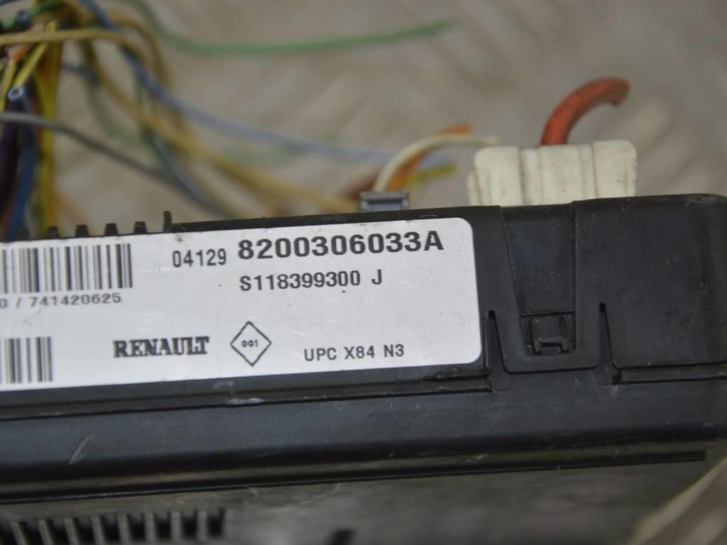 Блок предохранителей Renault Megane 2 (2002-2008) 8200306033A
