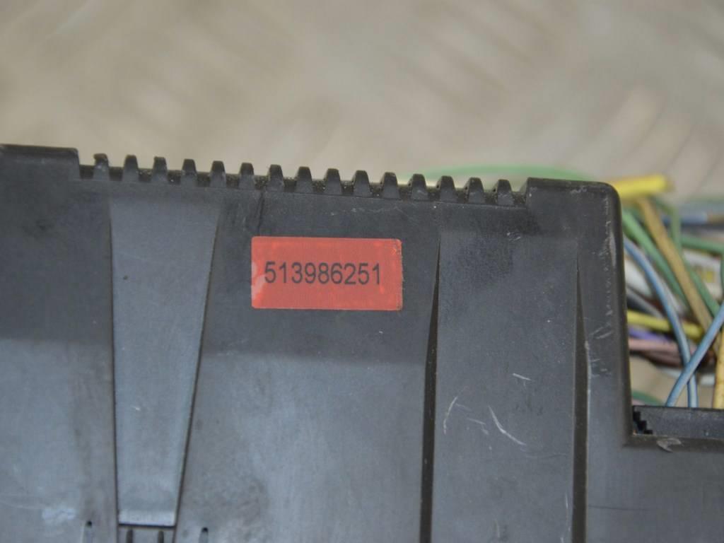Блок предохранителей Renault Megane 2 (2002-2008) 8200306033A