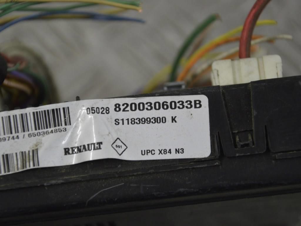 Блок предохранителей Renault Megane 2 (2002-2008) 8200306033B