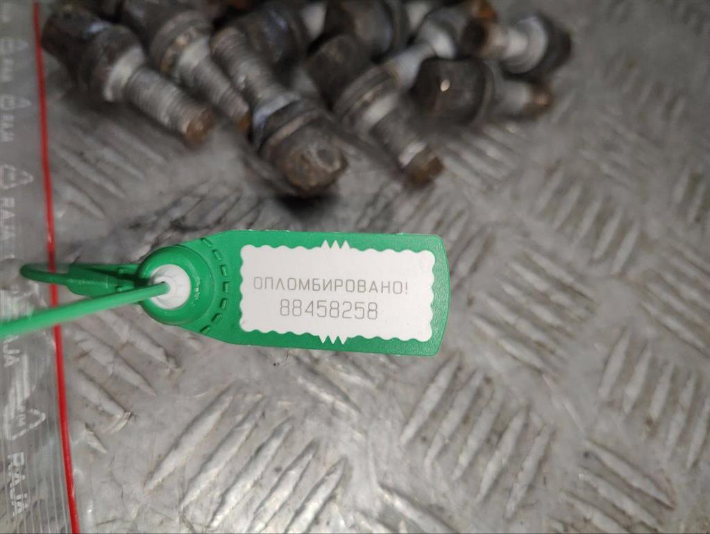 Болт колесный