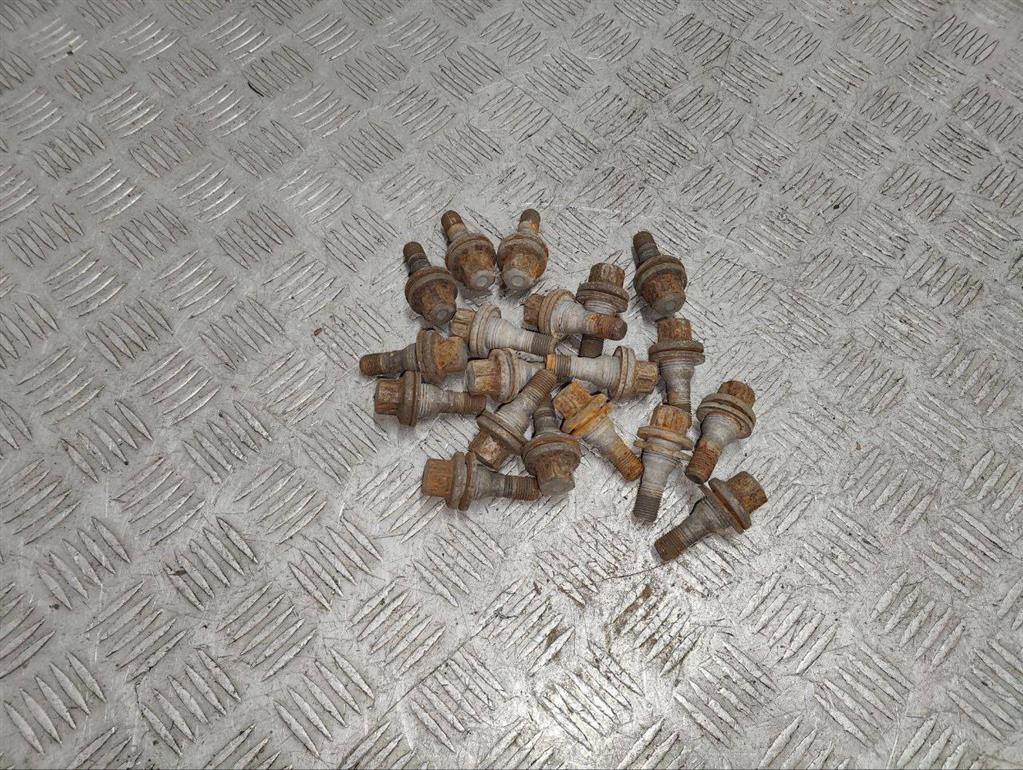 Болт колесный