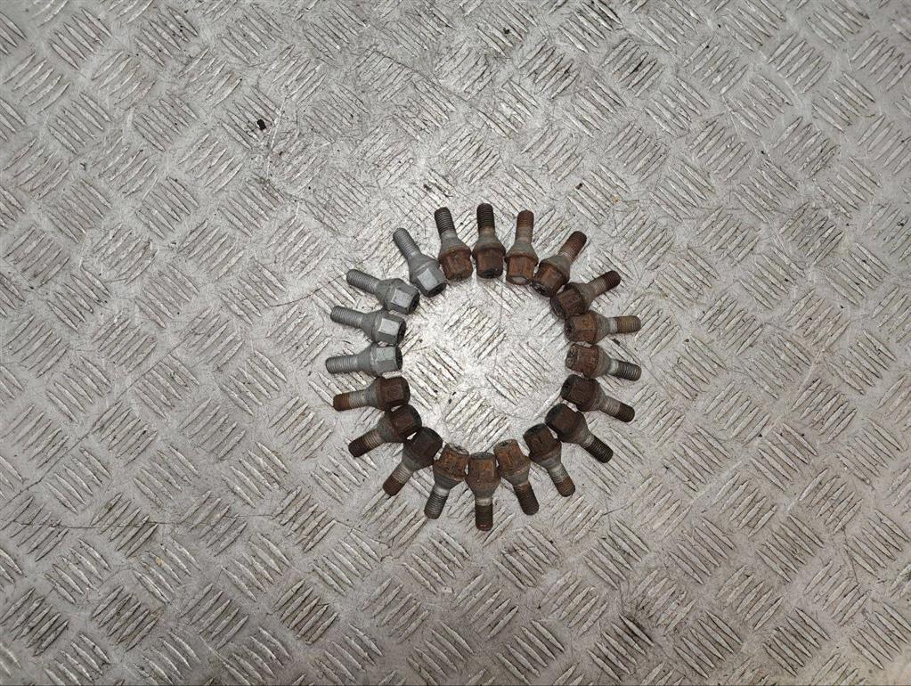 Болт колесный