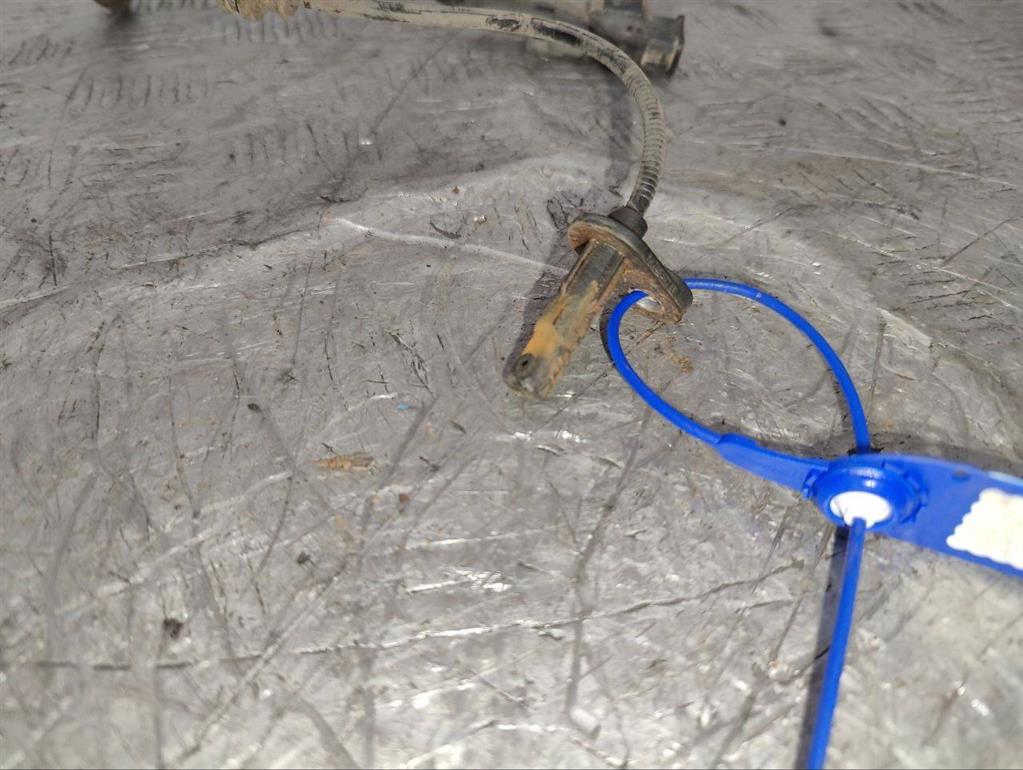 Датчик ABS передний