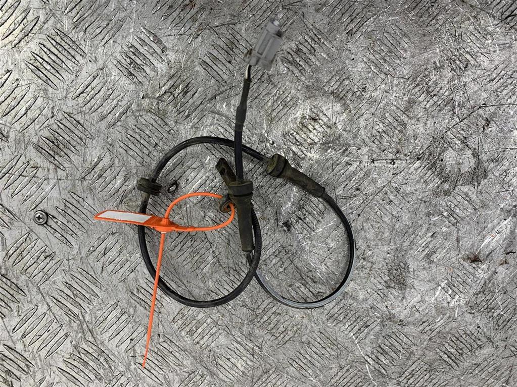 Датчик ABS передний