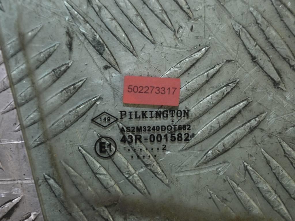 Форточка передняя правая