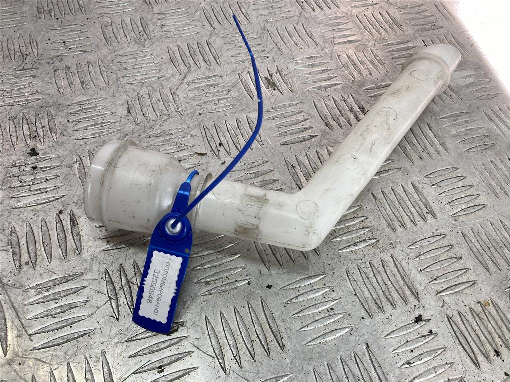 Горловина бачка омывателя