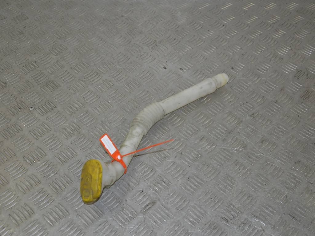 Горловина бачка омывателя