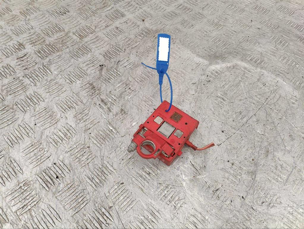 Клемма аккумулятора плюс