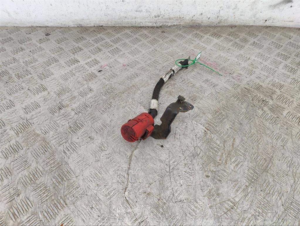 Клемма аккумулятора плюс