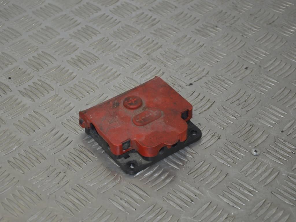 Клемма аккумулятора плюс