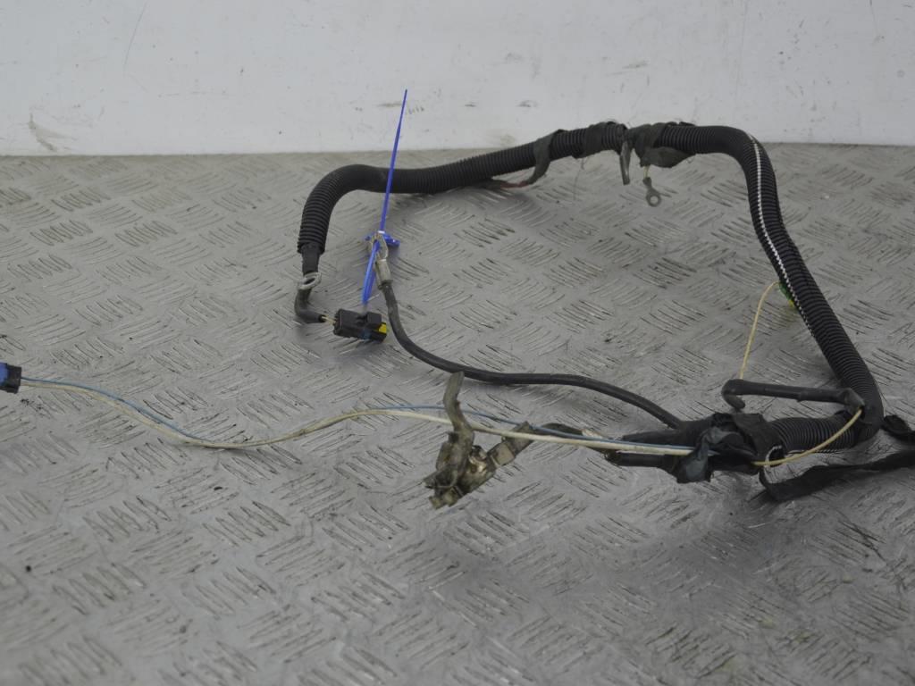 Клемма аккумулятора плюс