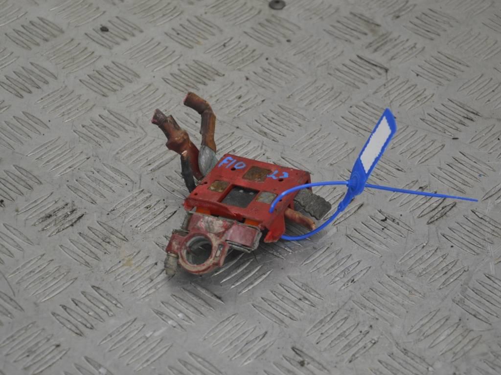 Клемма аккумулятора плюс