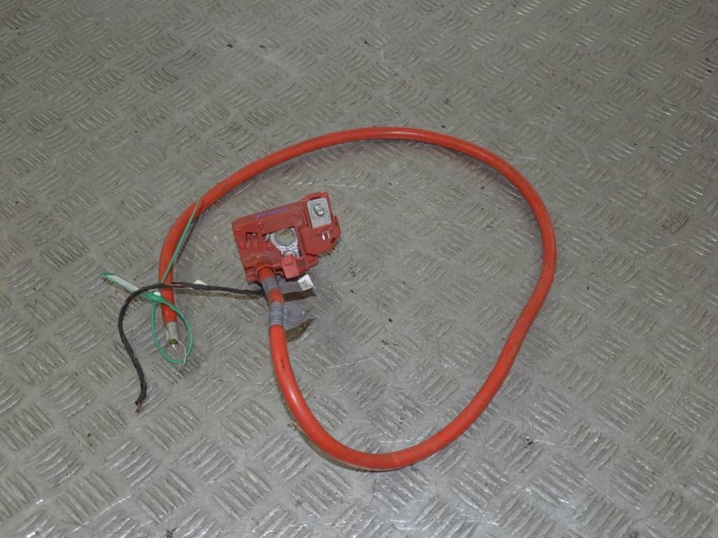 Клемма аккумулятора плюс