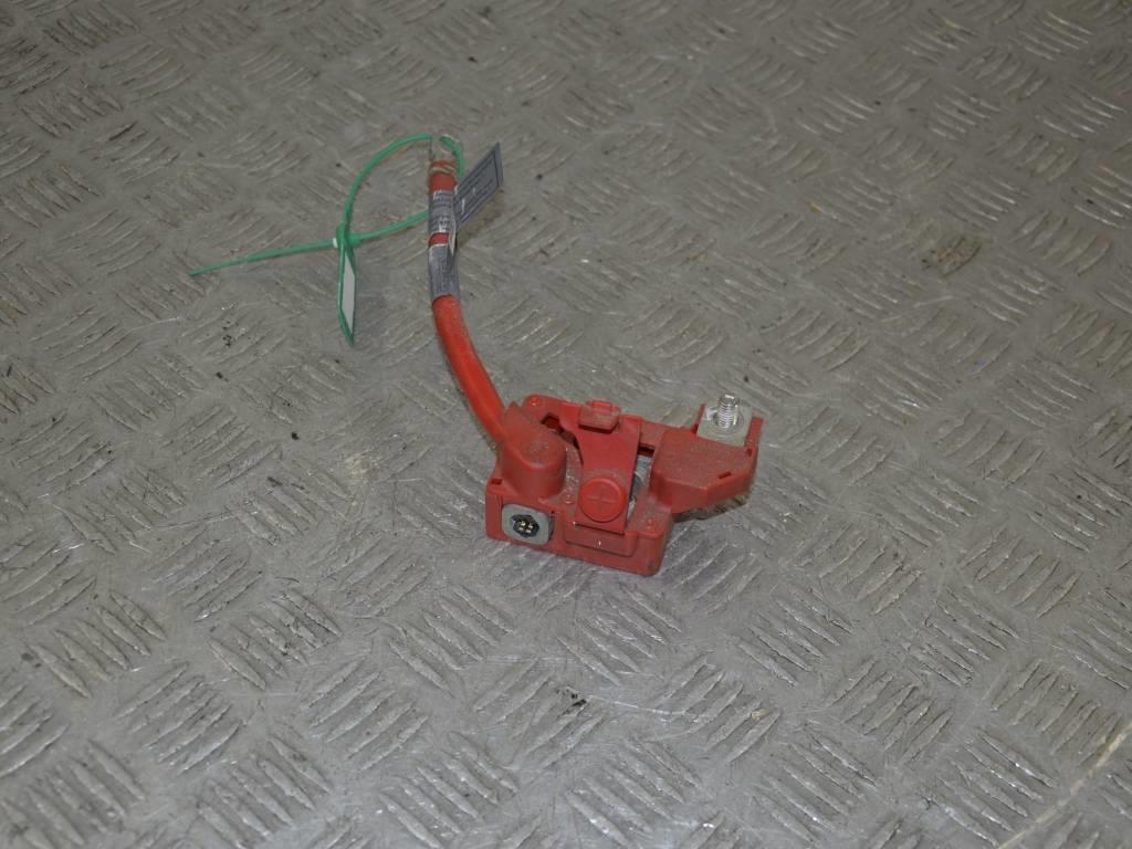 Клемма аккумулятора плюс