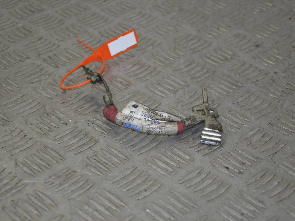 Клемма аккумулятора плюс