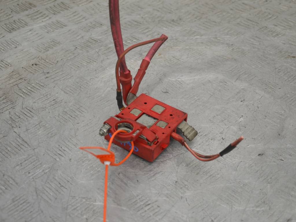 Клемма аккумулятора плюс