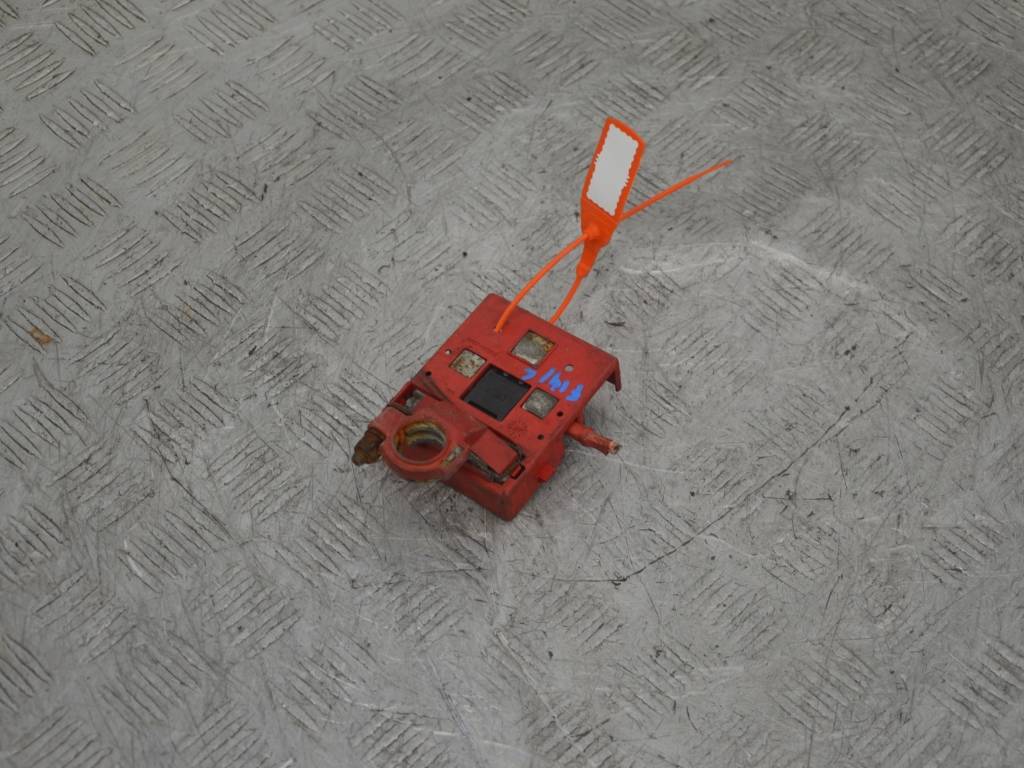 Клемма аккумулятора плюс