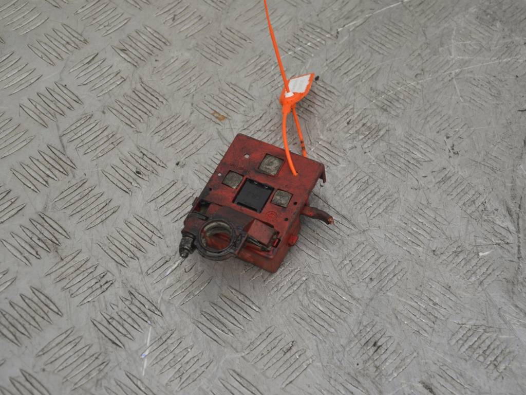 Клемма аккумулятора плюс