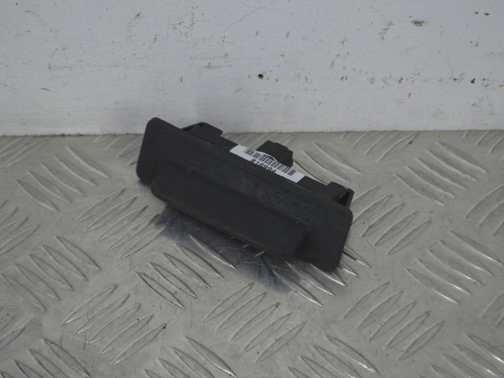 Кнопка открытия багажника