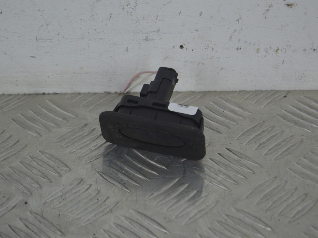 Кнопка открытия багажника