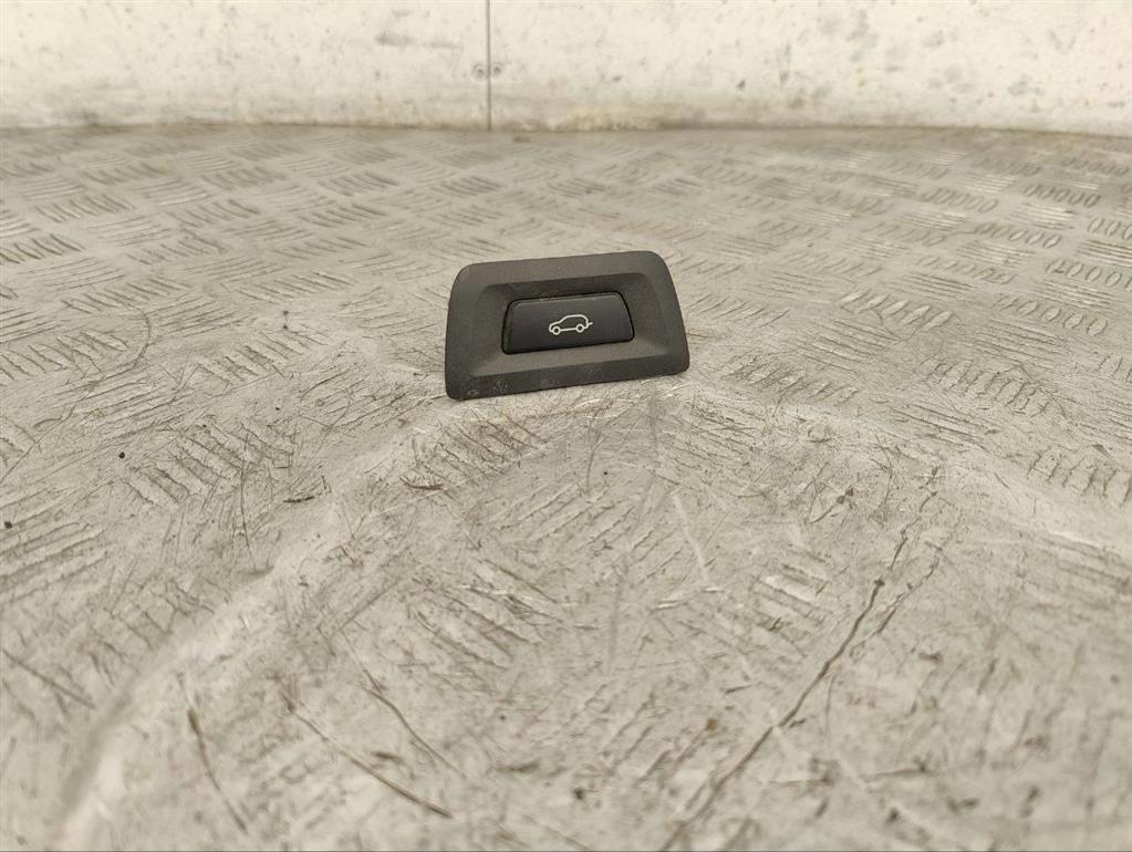 Кнопка открытия багажника