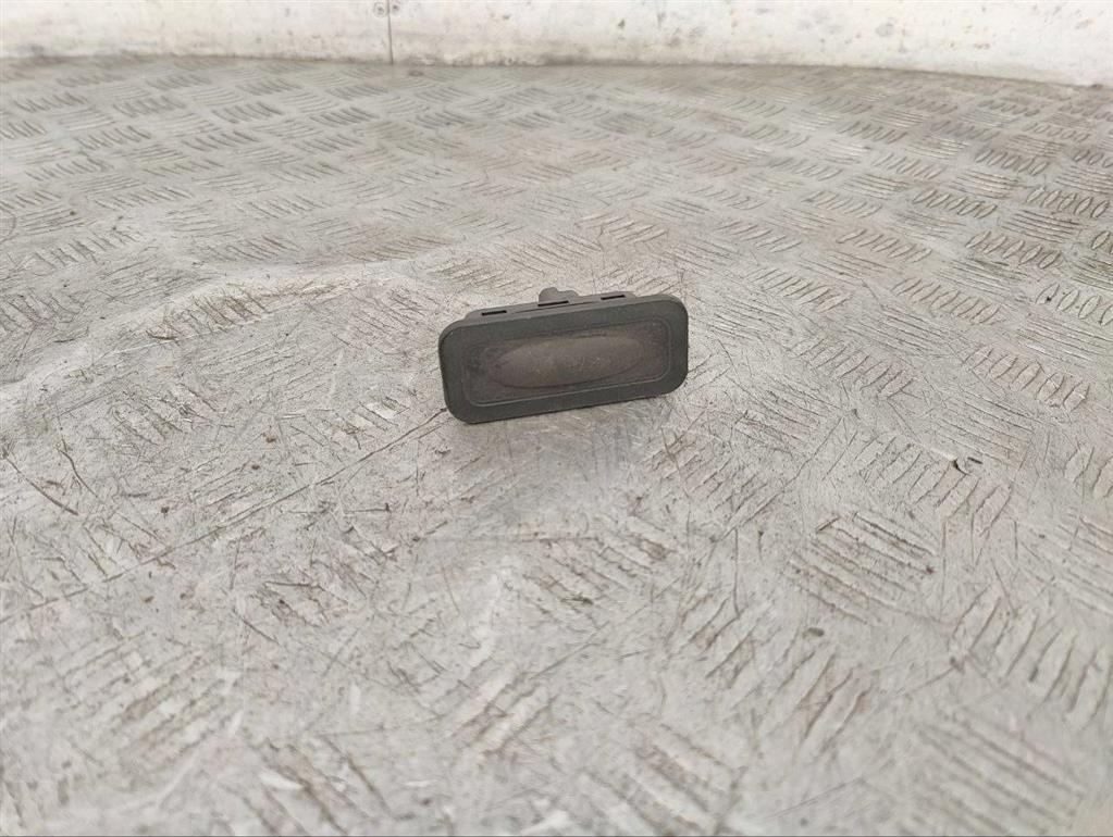 Кнопка открытия багажника