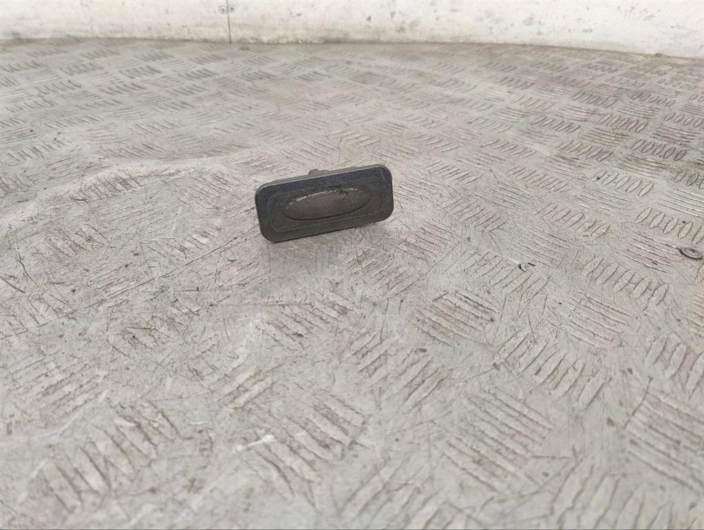 Кнопка открытия багажника