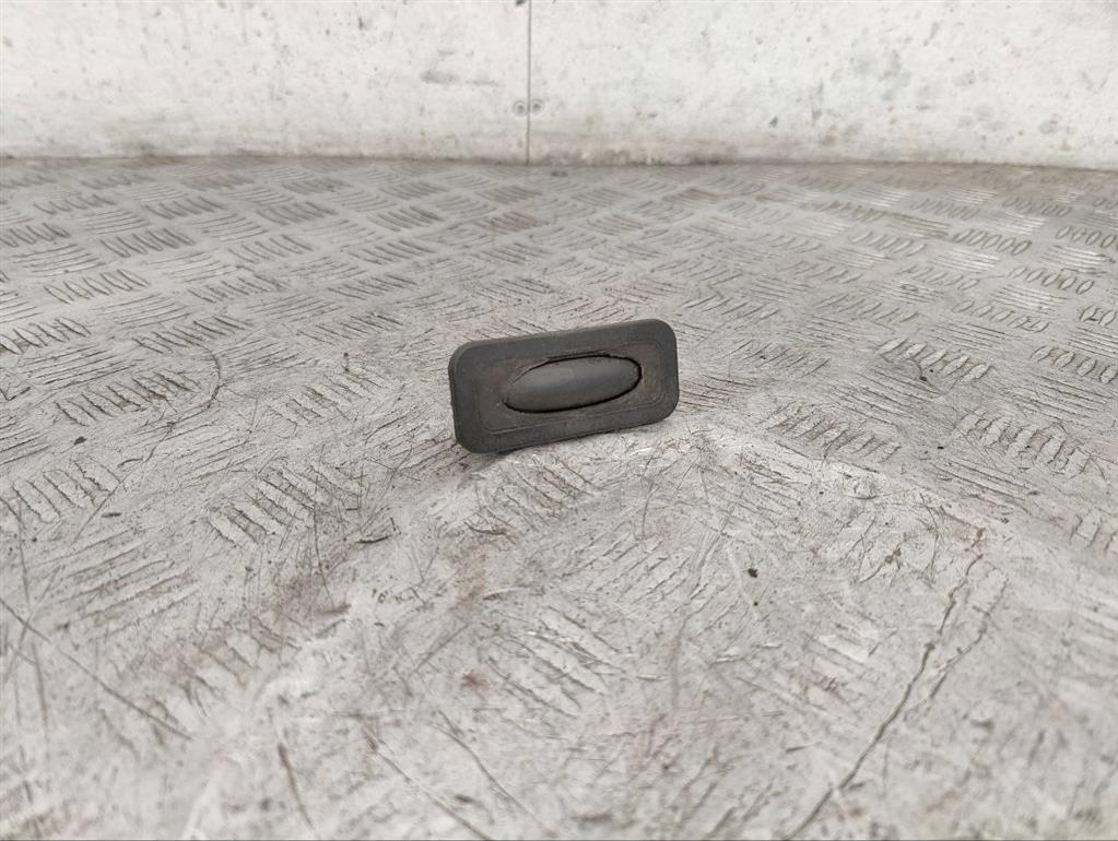 Кнопка открытия багажника