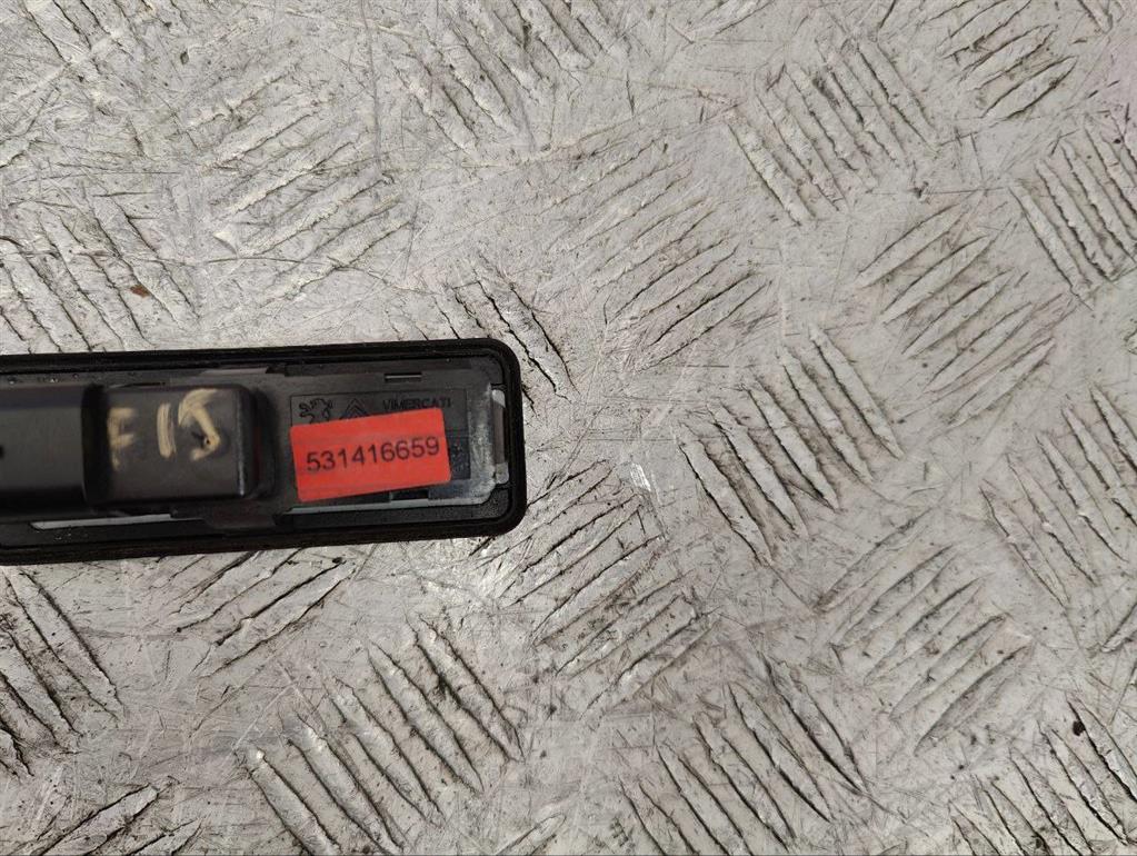 Кнопка открытия багажника