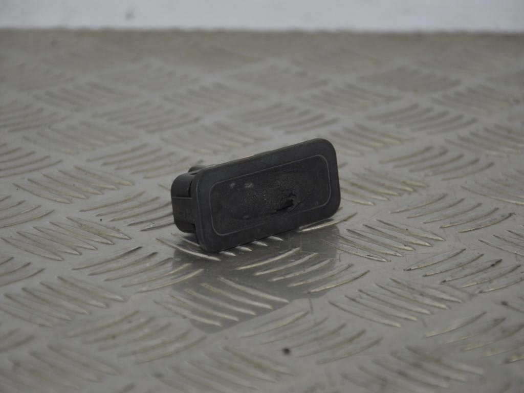 Кнопка открытия багажника