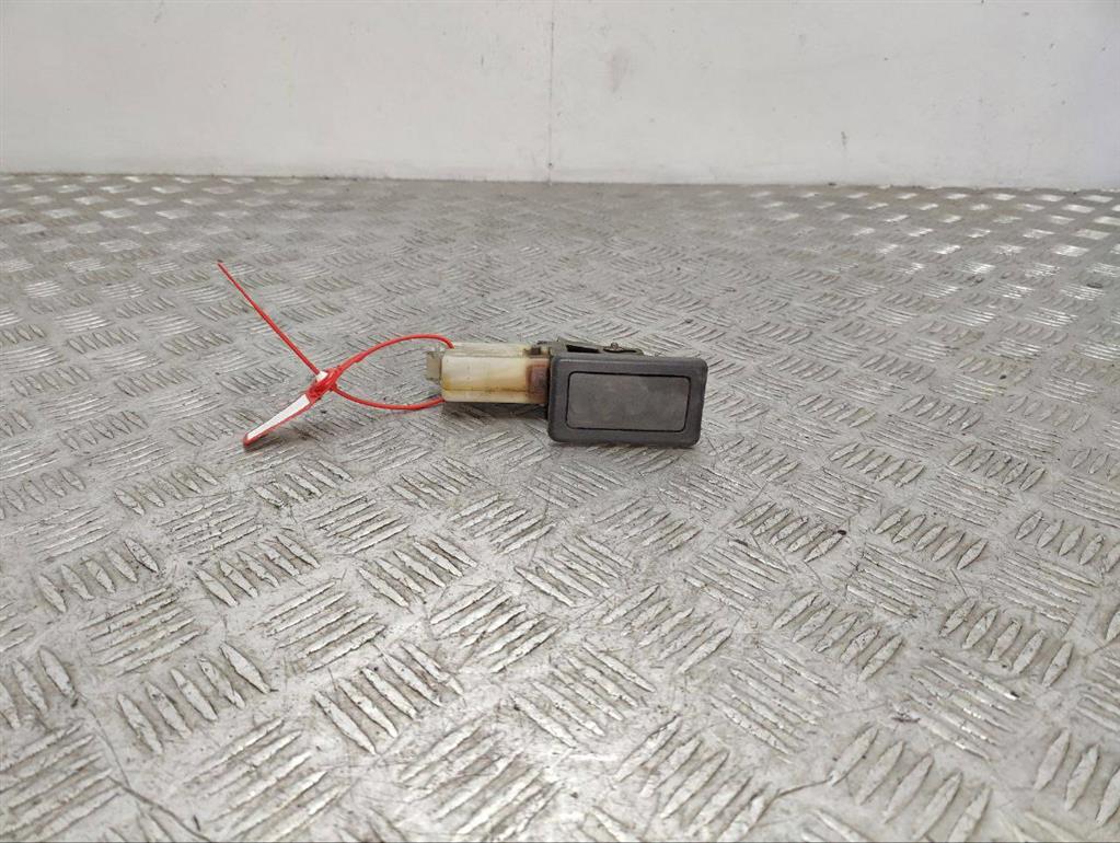 Кнопка открытия стекла багажника