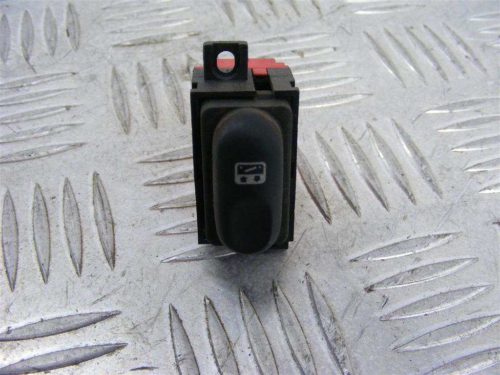 Кнопка открывания люка