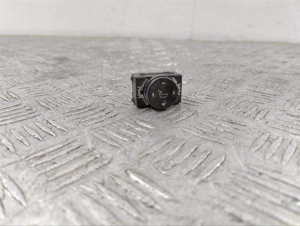 Кнопка регулировки сидения