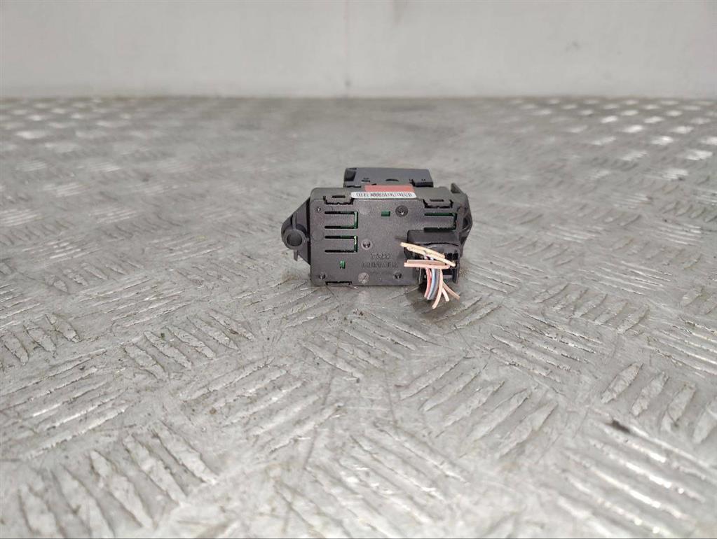 Кнопка ручного тормоза (ручника)