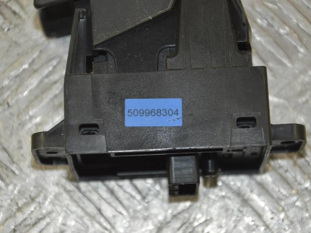 Кнопка ручного тормоза (ручника)