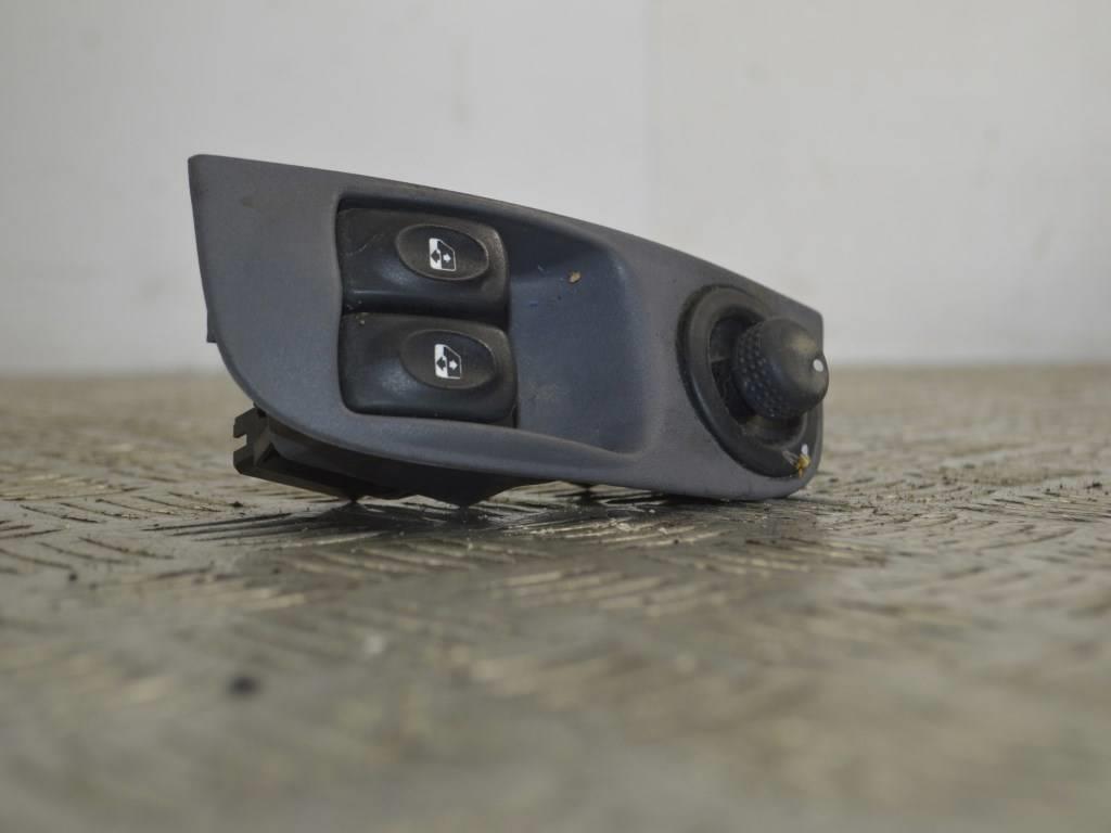 Кнопка стеклоподъемника переднего левого Renault Megane 1 (1996-2002)