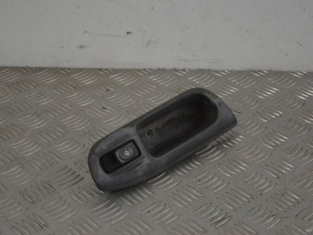 Кнопка стеклоподъемника переднего правого Renault Scenic 1 (1996-2003) 7700431172
