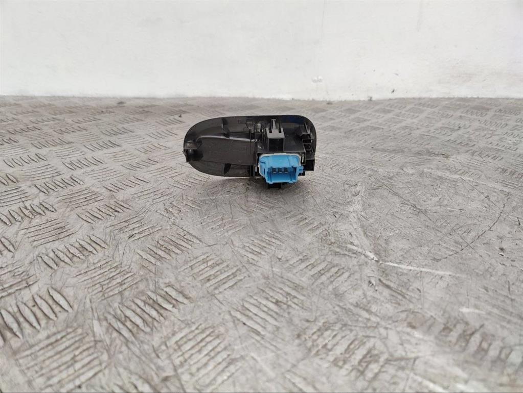 Кнопка стеклоподъемника переднего правого