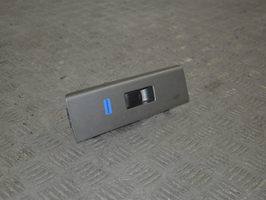 Кнопка стеклоподъемника переднего правого