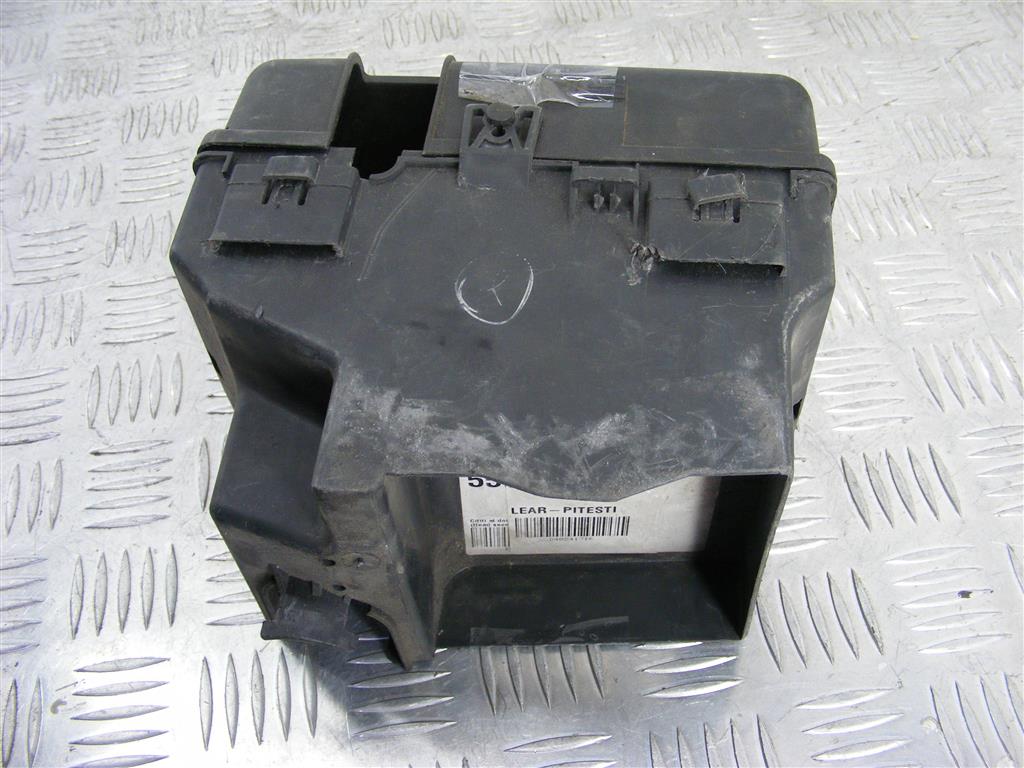 Короб предохранителей Renault Espace 4 (2003-2010) 8200272453
