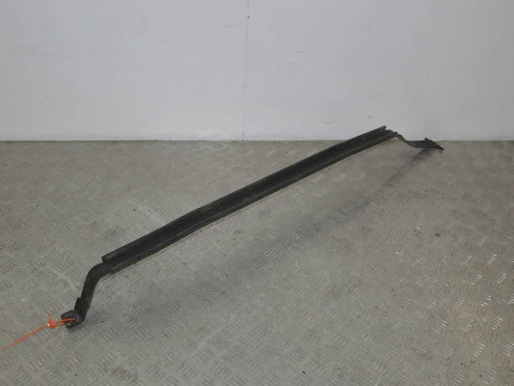 Крепление топливного бака