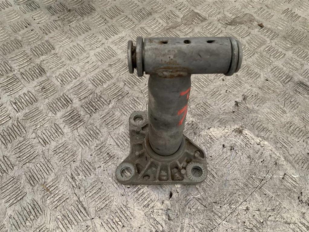 Кронштейн бампера переднего