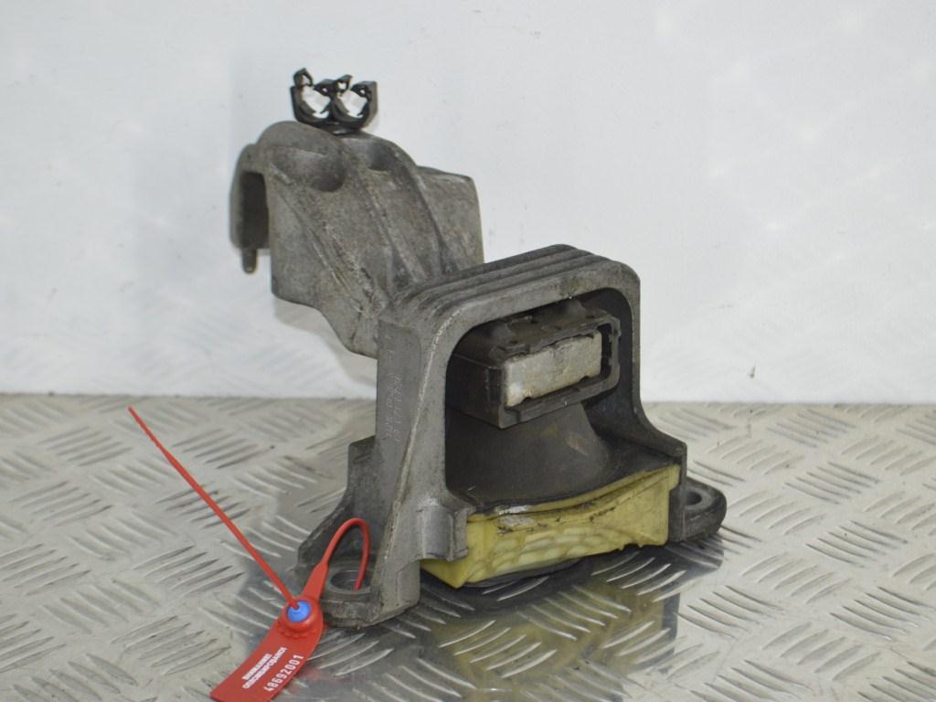 Кронштейн двигателя