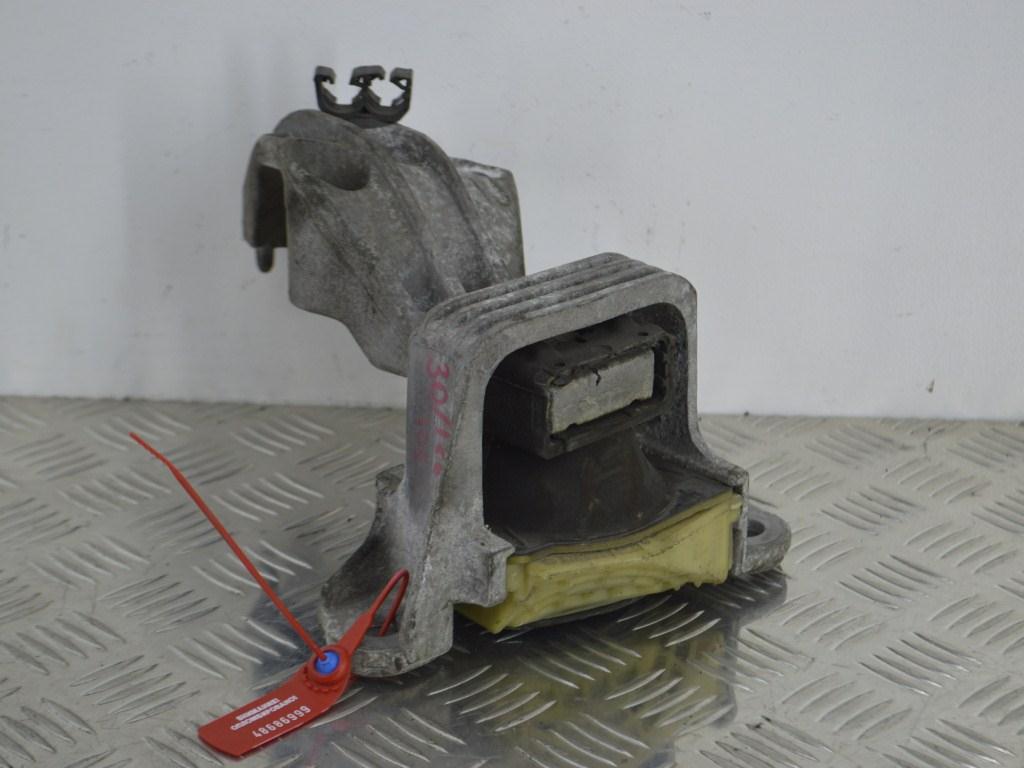 Кронштейн двигателя