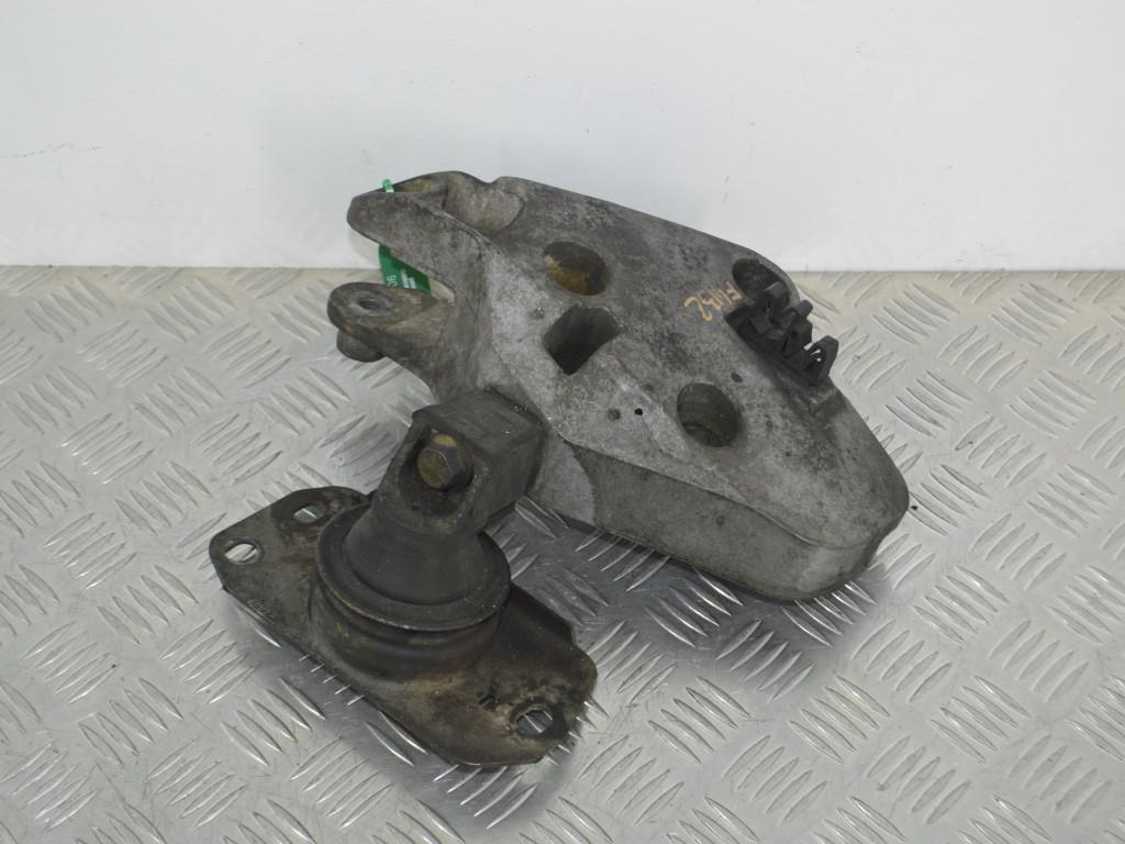 Кронштейн двигателя Renault Trafic 2 (2001-2006) 8200003828