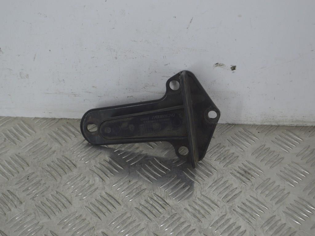 Кронштейн крепления бампера переднего