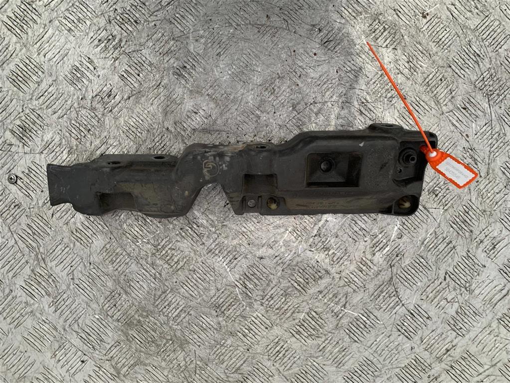 Кронштейн крепления крыла переднего левого