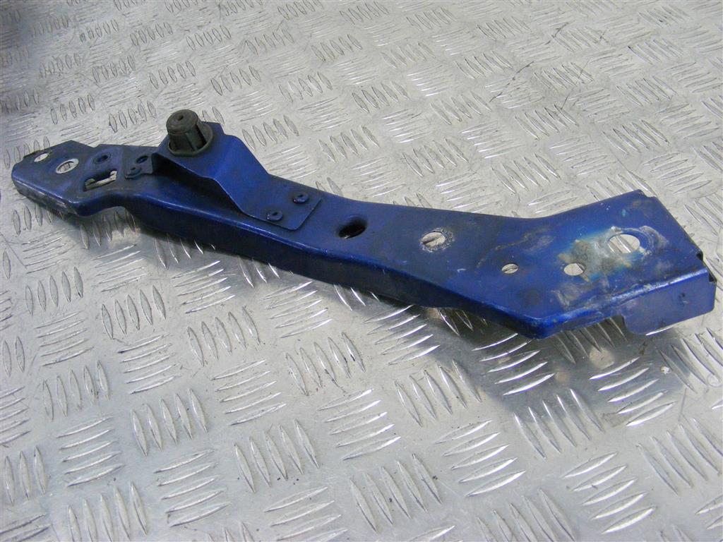 Кронштейн крепления крыла переднего правого