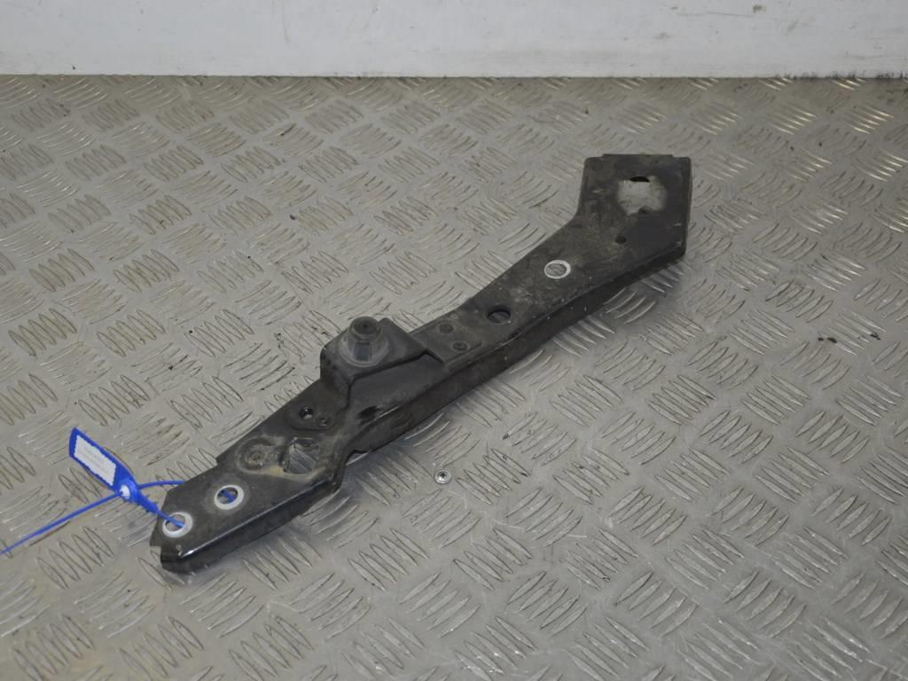 Кронштейн крепления крыла переднего правого